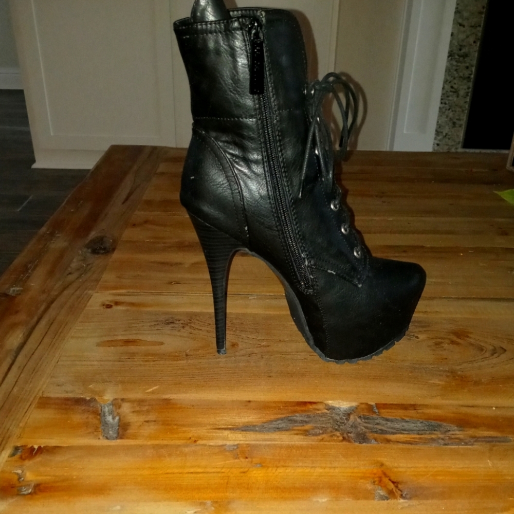 Breckelles black 8.5  boots